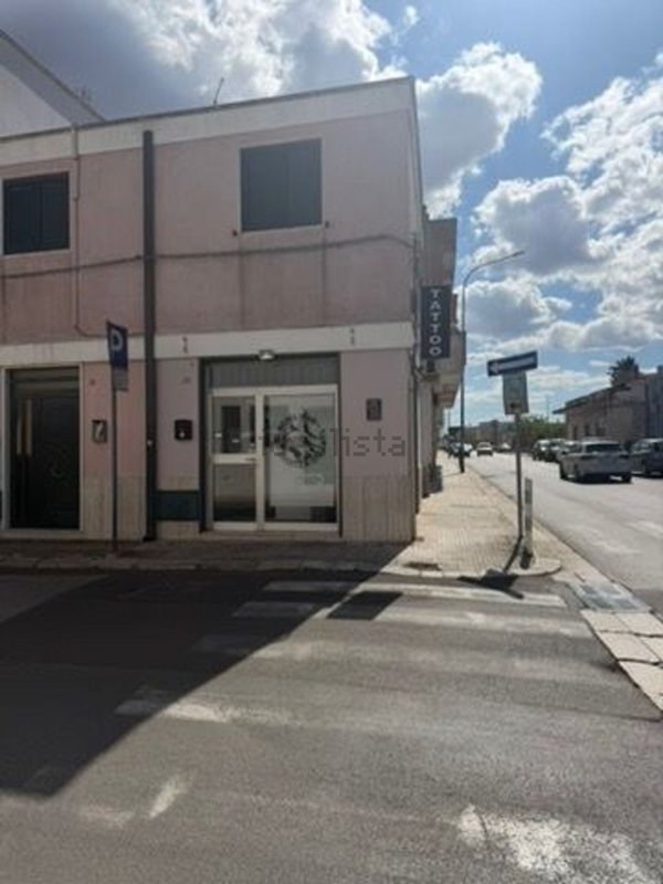locale commerciale in vendita a Mesagne
