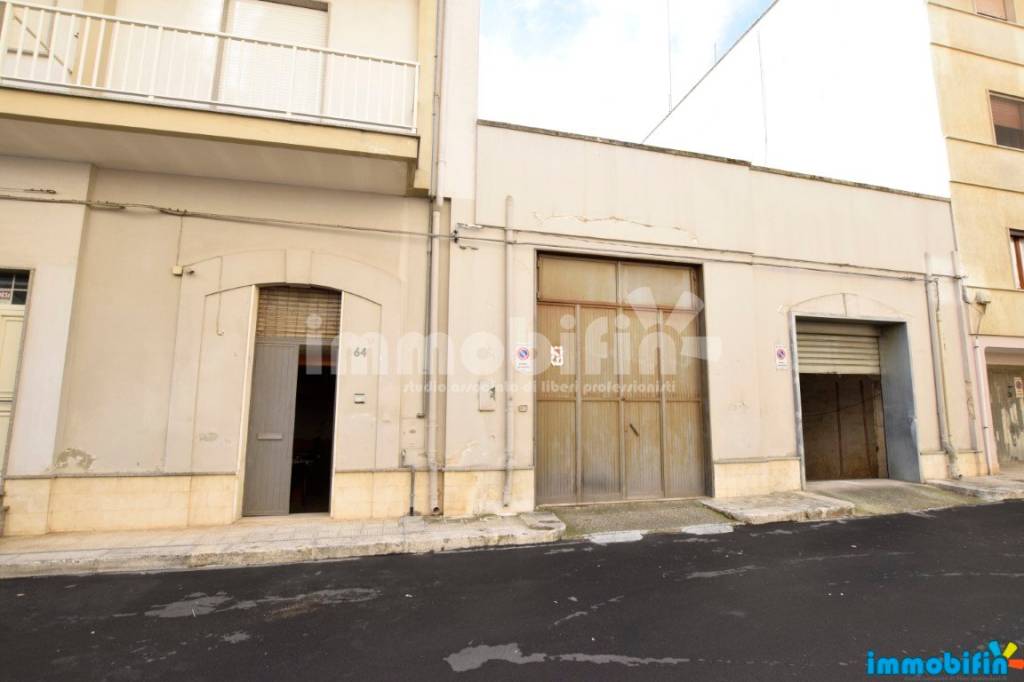 locale commerciale in vendita ad Oria