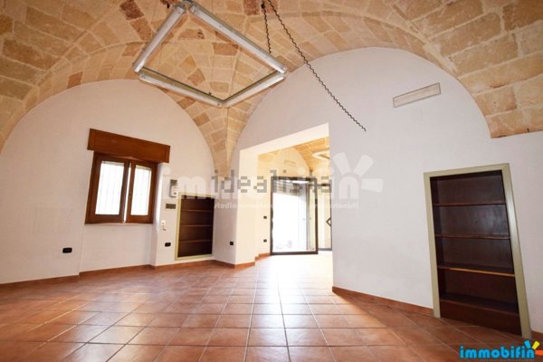 locale commerciale in vendita ad Oria