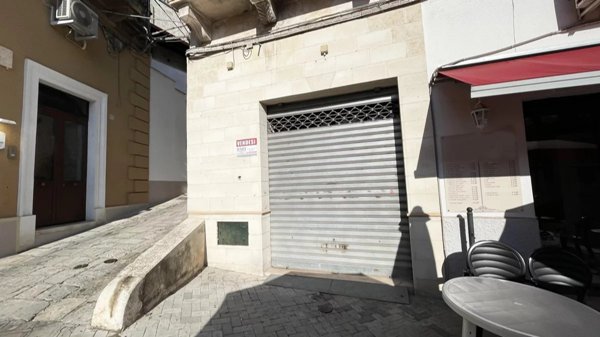 locale commerciale in vendita ad Oria