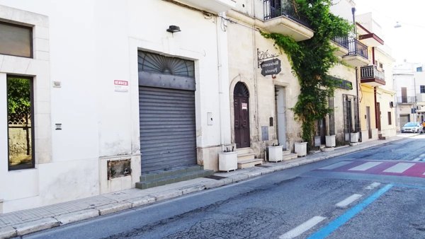 locale commerciale in vendita ad Oria