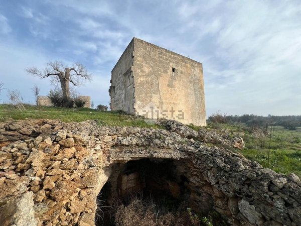 quadrivano in vendita ad Oria