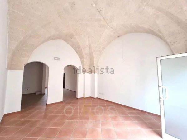 locale commerciale in vendita ad Oria