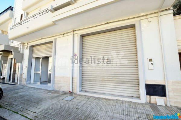 locale commerciale in vendita ad Oria