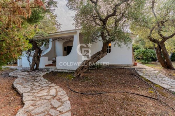 casa indipendente in vendita ad Ostuni in zona Rosa Marina