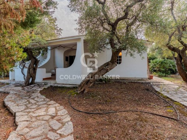 casa indipendente in vendita ad Ostuni in zona Rosa Marina