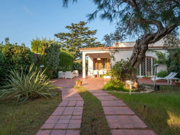 casa indipendente in vendita ad Ostuni in zona Rosa Marina