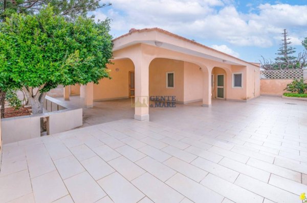 casa indipendente in vendita ad Ostuni in zona Pilone