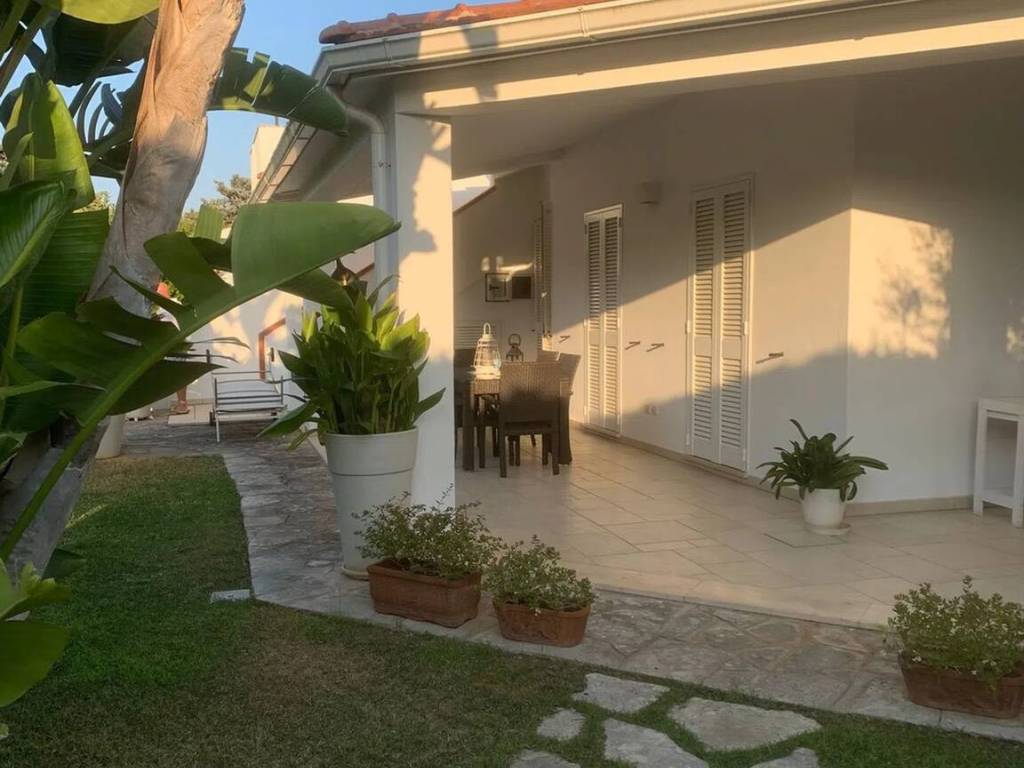 casa indipendente in vendita ad Ostuni in zona Rosa Marina