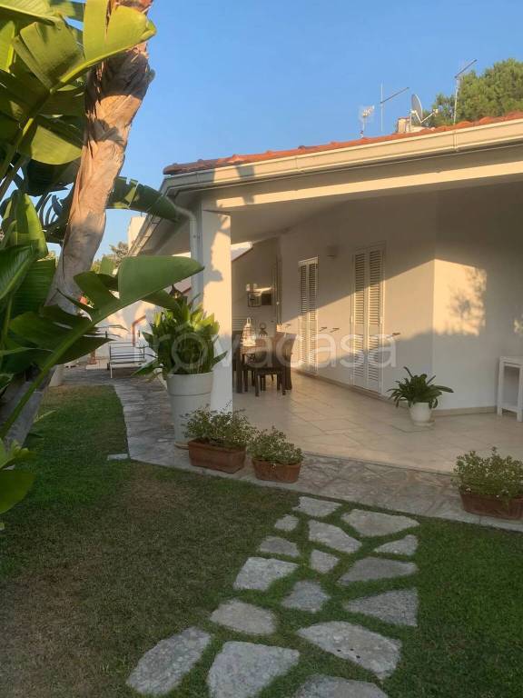 casa indipendente in vendita ad Ostuni in zona Rosa Marina
