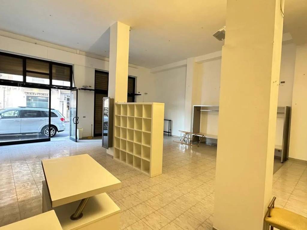 negozio in vendita ad Ostuni