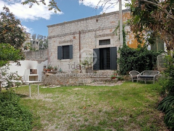 esavano in vendita ad Ostuni