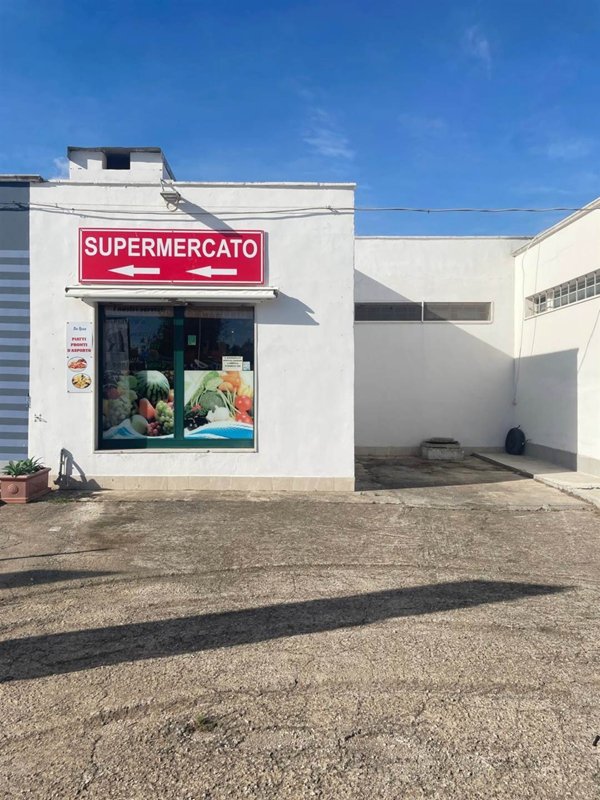 negozio in vendita ad Ostuni in zona Rosa Marina
