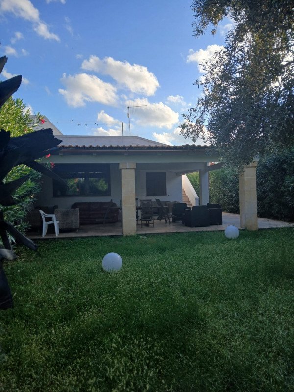 casa indipendente in vendita ad Ostuni in zona Rosa Marina
