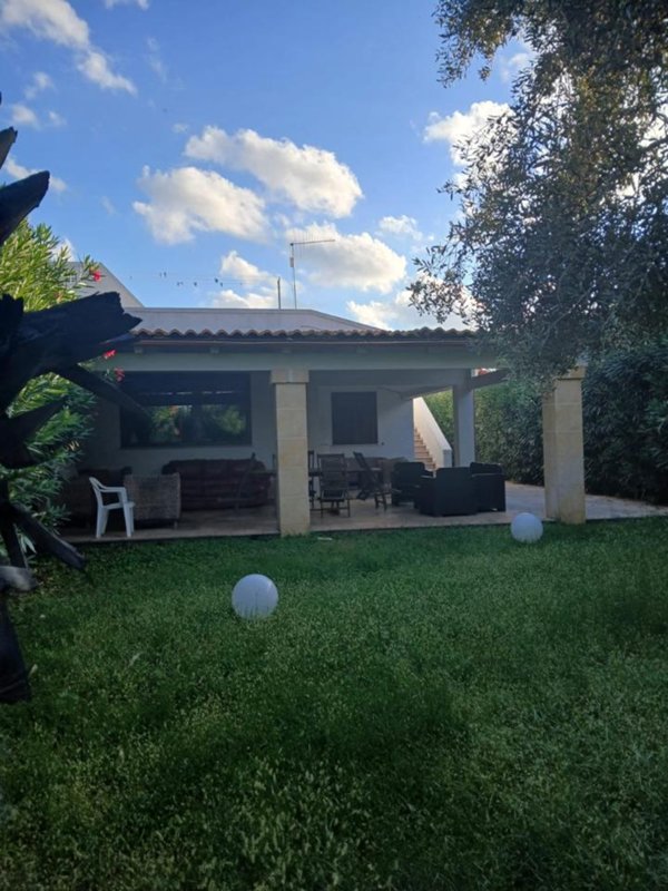 casa indipendente in vendita ad Ostuni in zona Rosa Marina