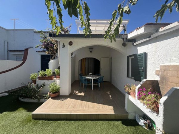casa indipendente in vendita ad Ostuni in zona Rosa Marina