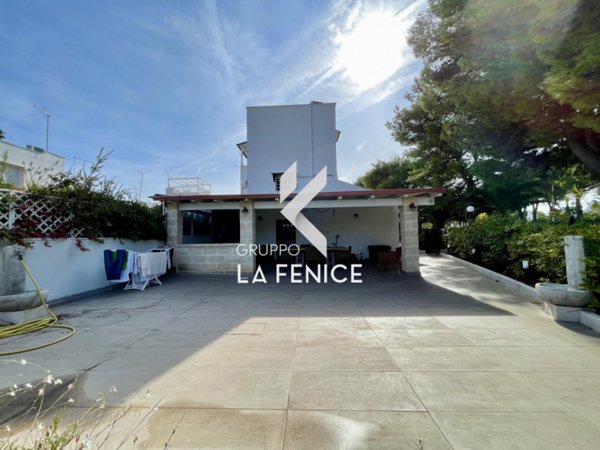 casa indipendente in vendita ad Ostuni in zona Rosa Marina