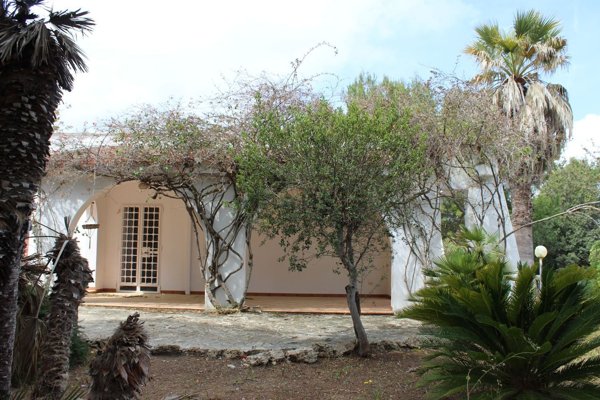 casa indipendente in vendita ad Ostuni in zona Rosa Marina