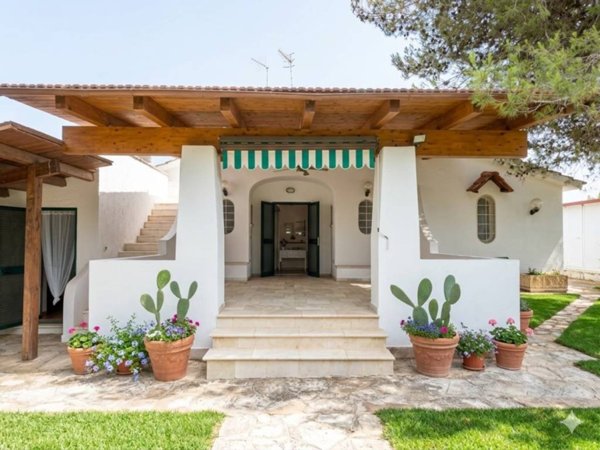 casa indipendente in vendita ad Ostuni in zona Rosa Marina