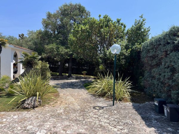 casa indipendente in vendita ad Ostuni in zona Rosa Marina