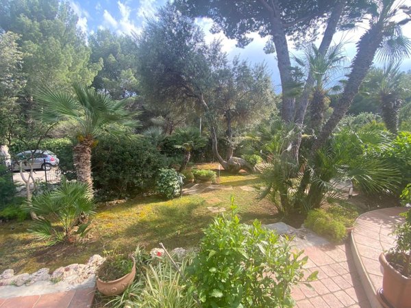 casa indipendente in vendita ad Ostuni in zona Rosa Marina