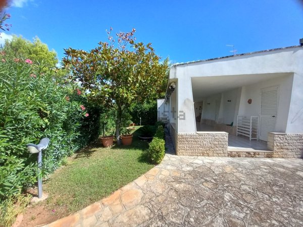 casa indipendente in vendita ad Ostuni in zona Rosa Marina