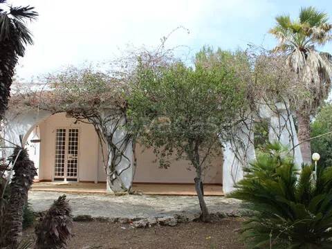 casa indipendente in vendita ad Ostuni in zona Rosa Marina