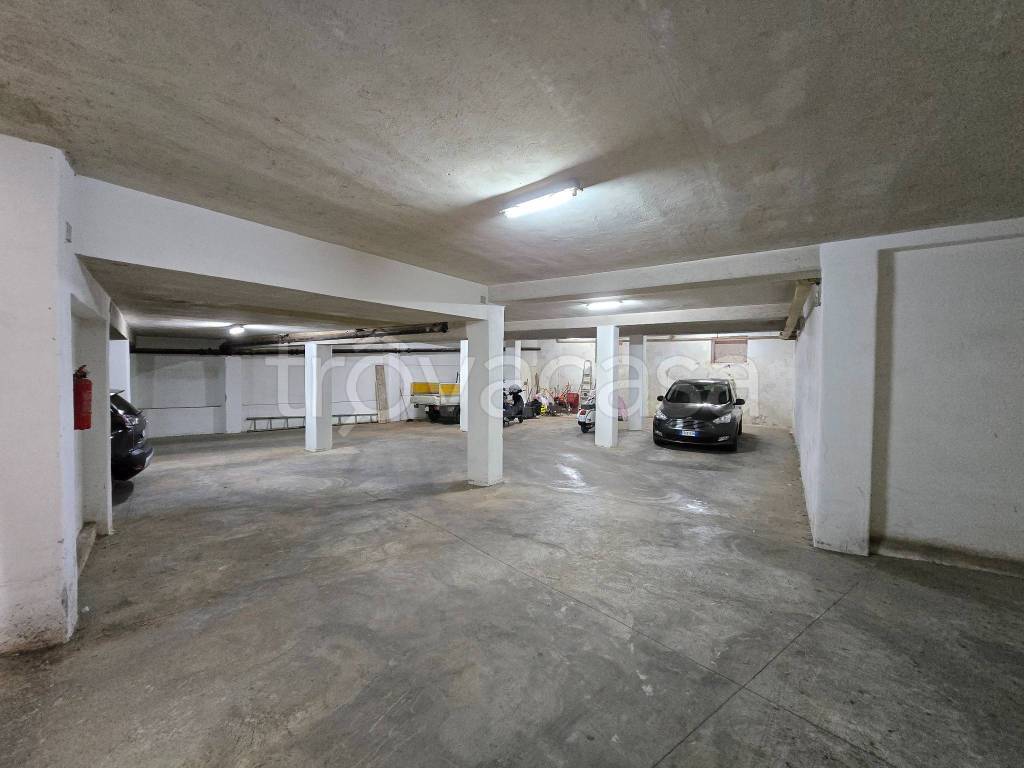 box auto in vendita ad Ostuni