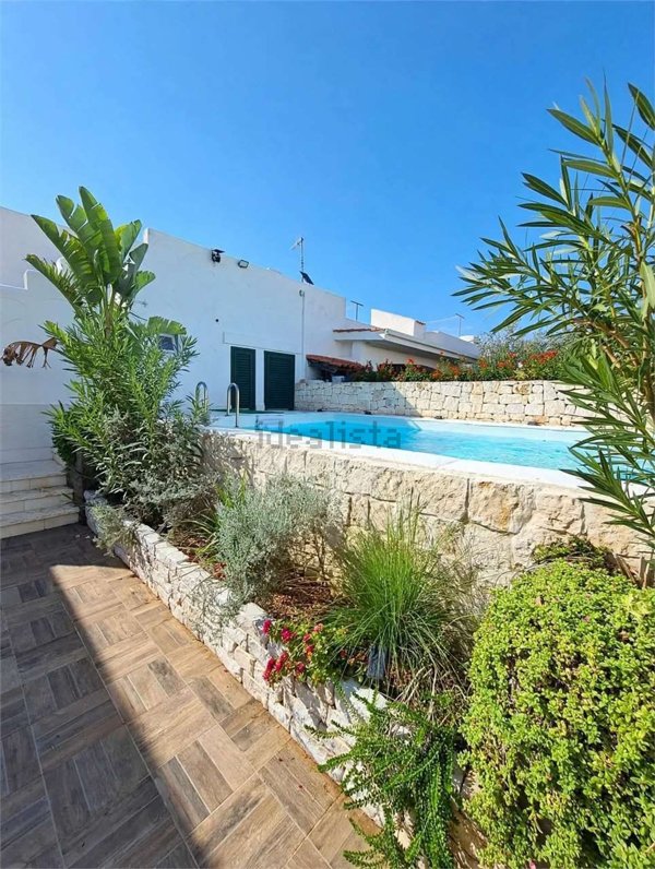 casa indipendente in vendita ad Ostuni in zona Villanova