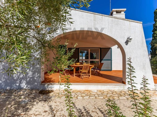 casa indipendente in vendita ad Ostuni in zona Rosa Marina