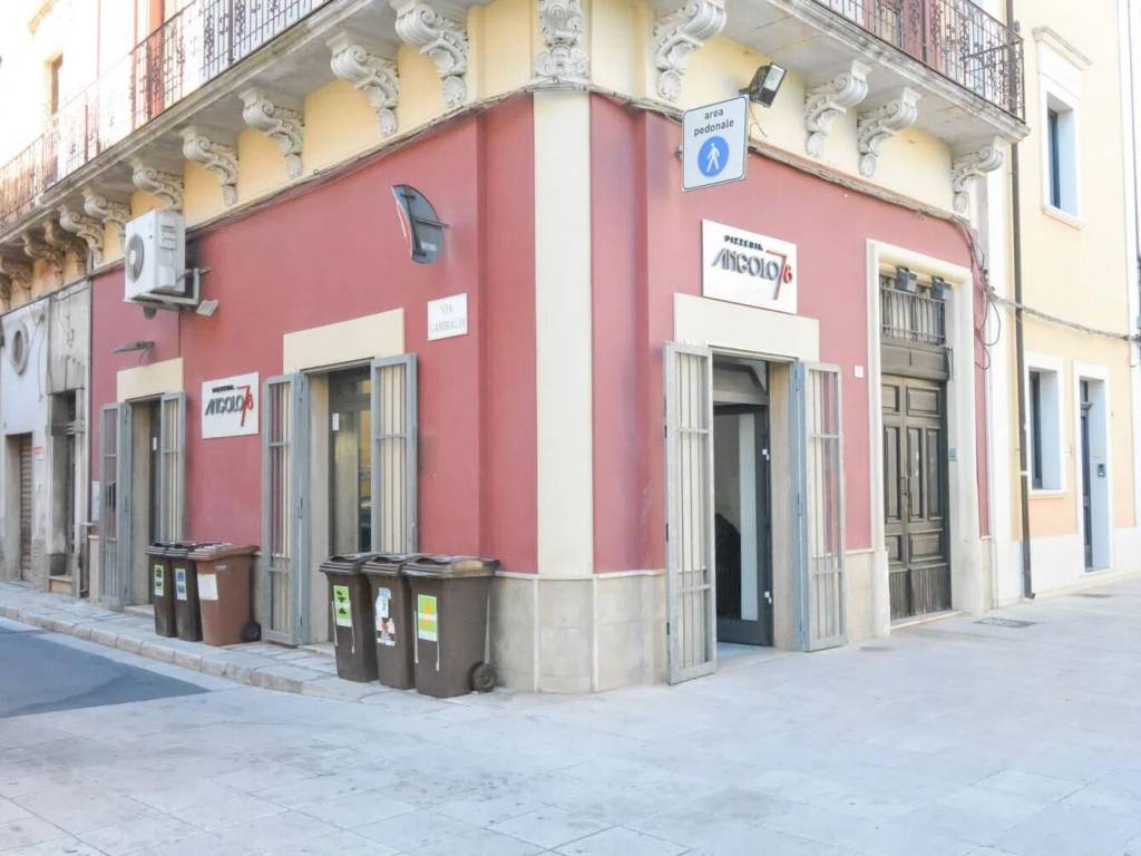 negozio in vendita a San Vito dei Normanni in zona Centro Storico