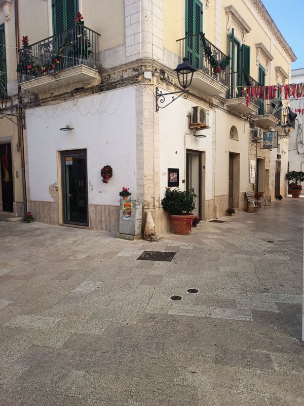 locale commerciale in vendita a San Vito dei Normanni in zona Centro Storico