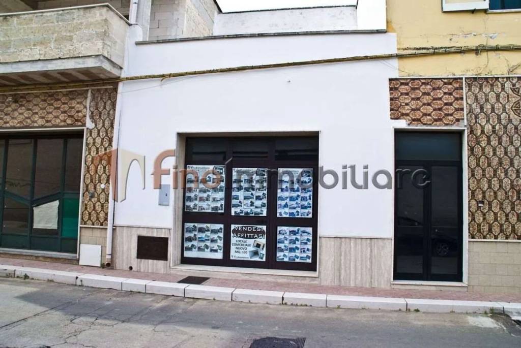 locale commerciale in vendita a Torchiarolo