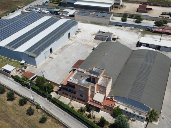 locale commerciale in vendita a Torchiarolo
