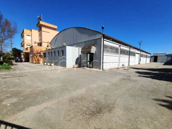 locale commerciale in vendita a Torchiarolo