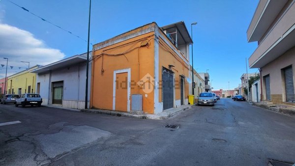 locale commerciale in vendita a Torchiarolo