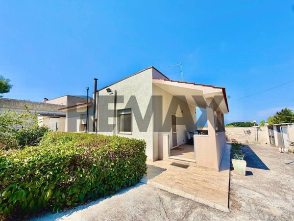 casa indipendente in vendita a Torchiarolo in zona Lendinuso