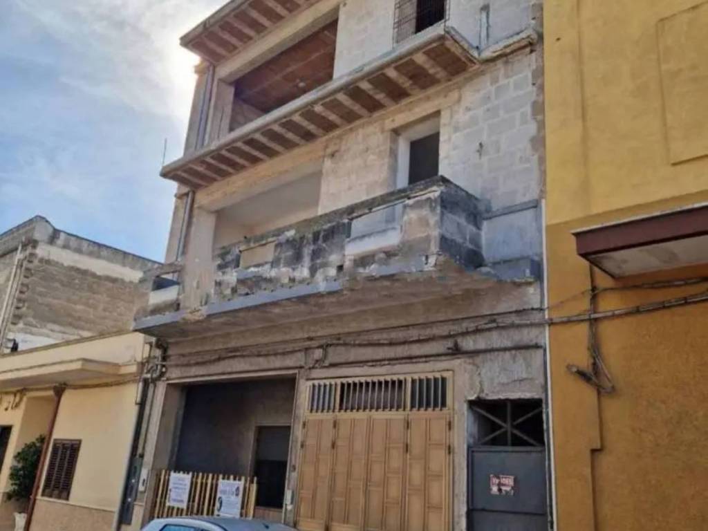 intera palazzina in vendita a Torre Santa Susanna