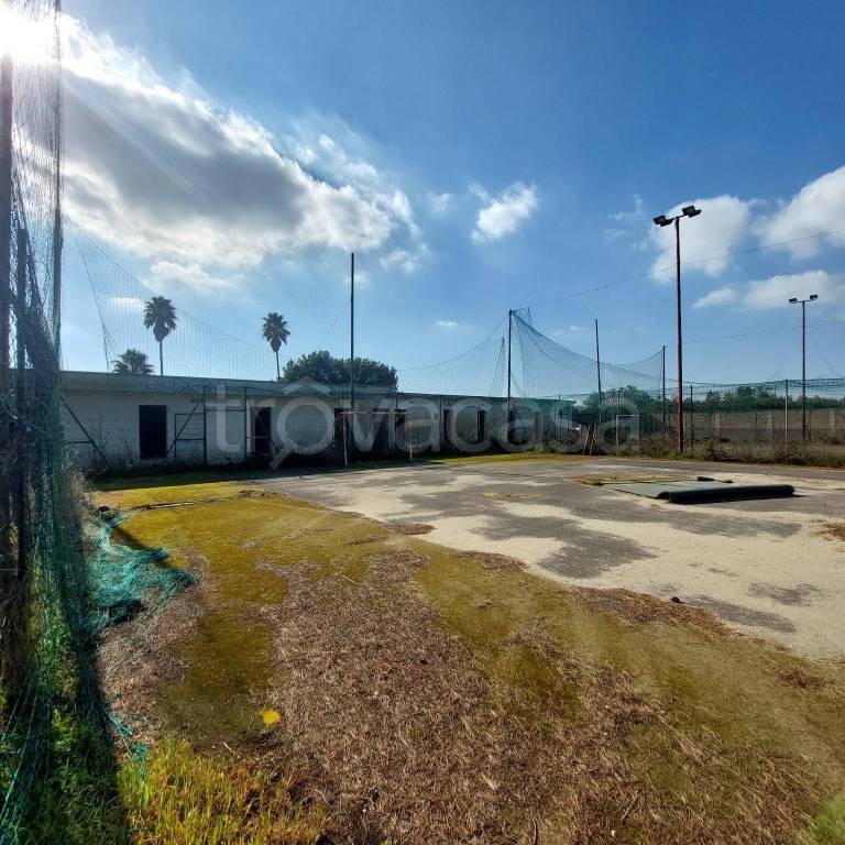 locale commerciale in vendita a Villa Castelli