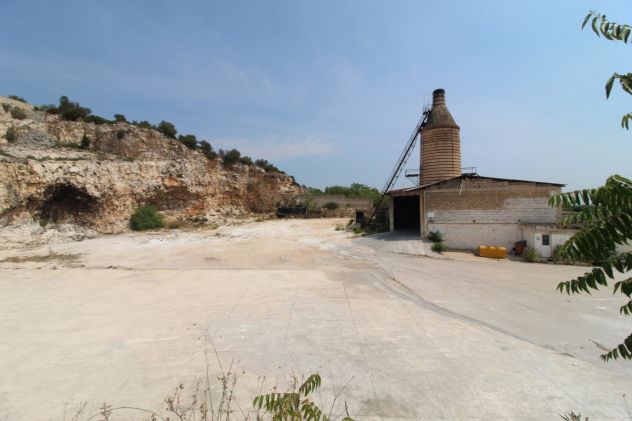 locale commerciale in vendita a Villa Castelli