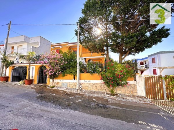 casa indipendente in vendita ad Alessano in zona Marina di Novaglie