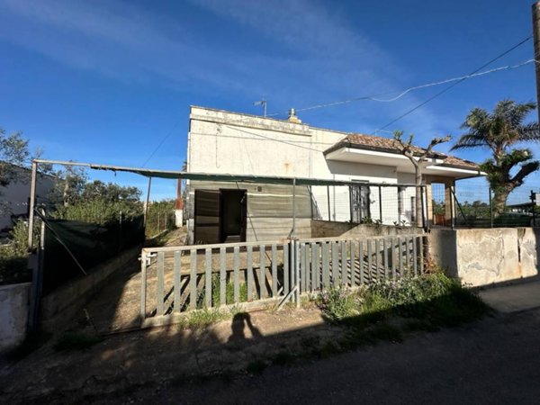 casa indipendente in vendita ad Alliste in zona Capilungo