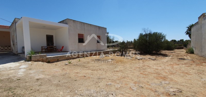 casa indipendente in vendita ad Alliste in zona Posto Rosso