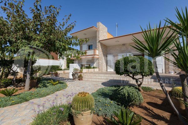 casa indipendente in vendita ad Alliste in zona Capilungo