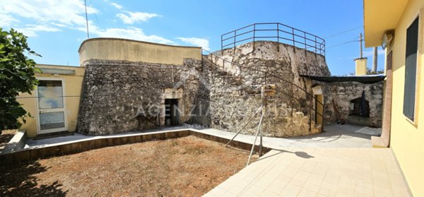 casa indipendente in vendita ad Alliste in zona Posto Rosso