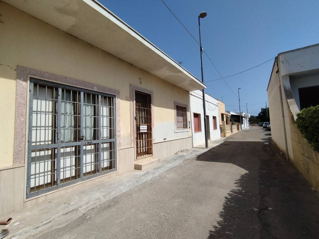 casa indipendente in vendita ad Alliste in zona Capilungo