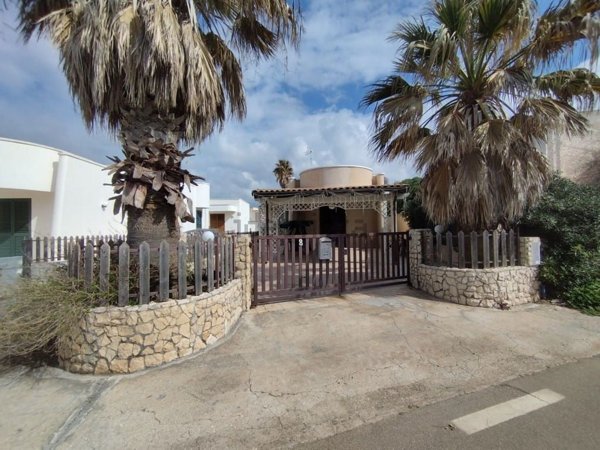 casa indipendente in vendita ad Alliste in zona Capilungo