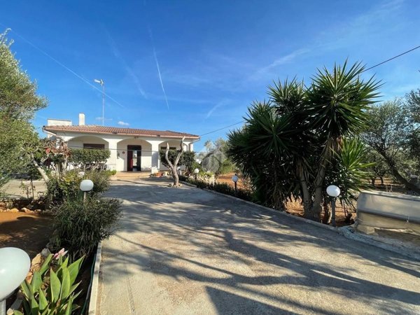 casa indipendente in vendita ad Alliste in zona Capilungo