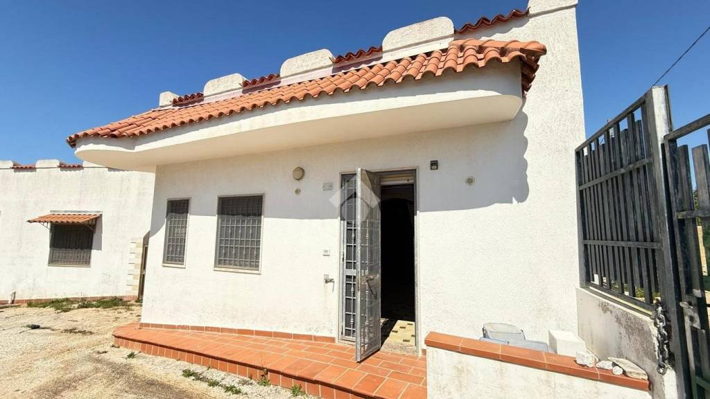 casa indipendente in vendita ad Alliste in zona Posto Rosso