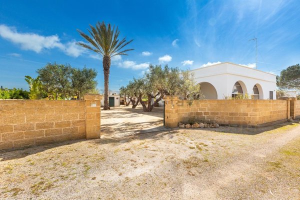 casa indipendente in vendita ad Alliste in zona Capilungo